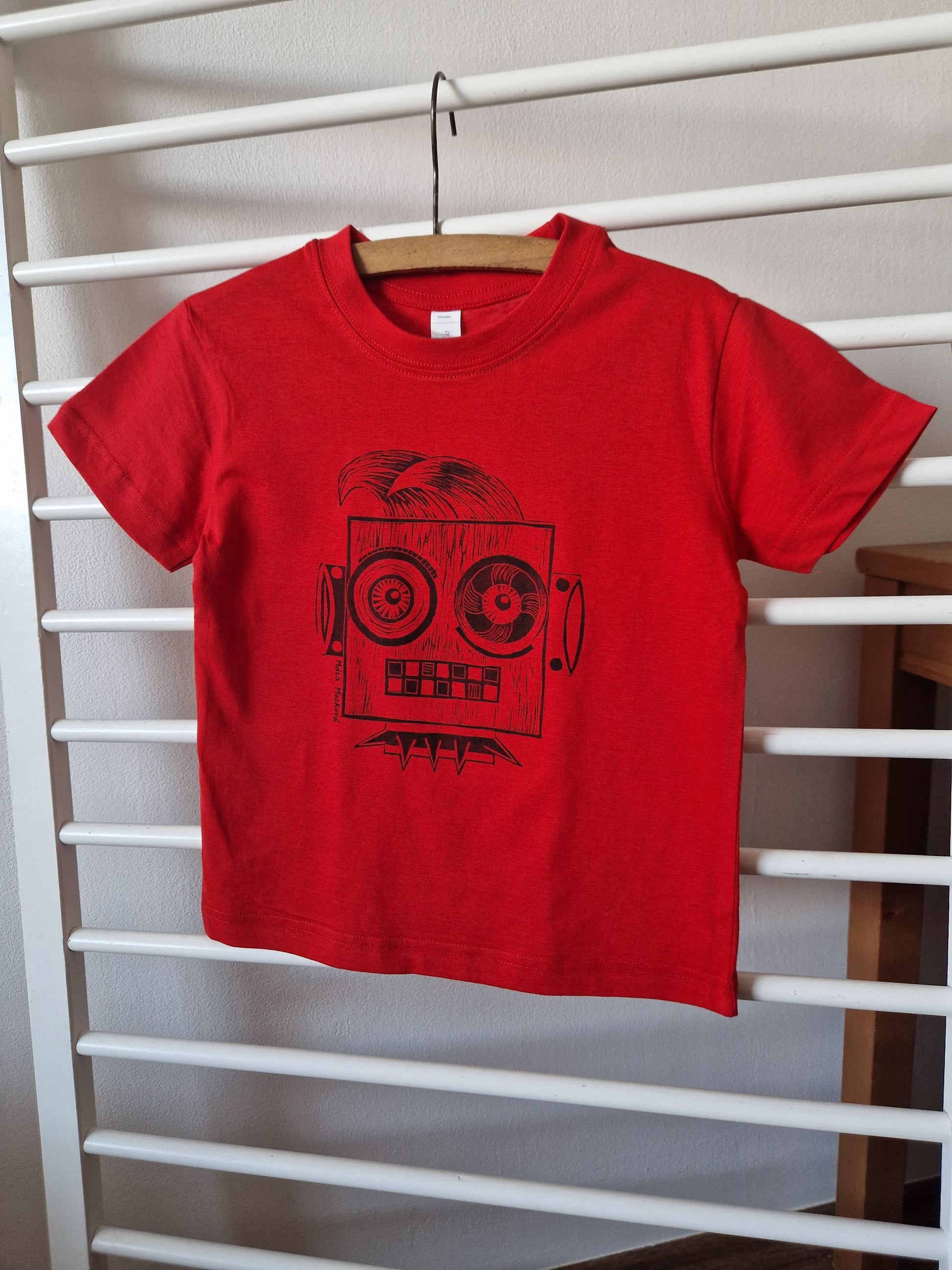 červené tričko s robotem - linoryt