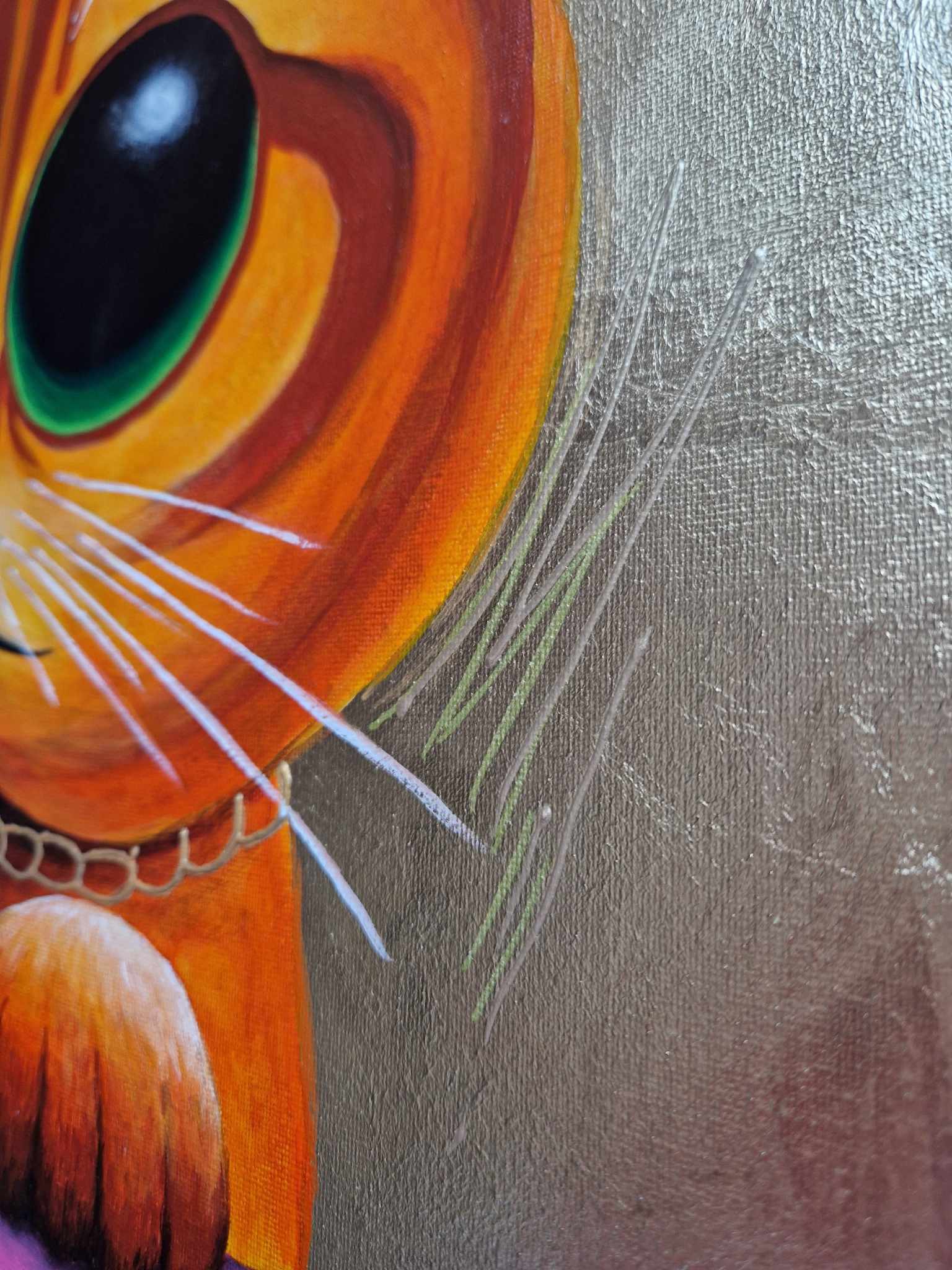detail zlatých plátků v obraze kočky